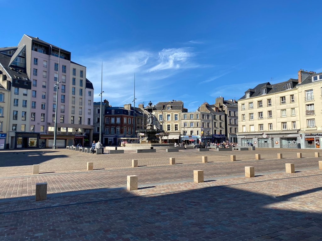 Attacker dressed like ninja wounds two French policewomen with sword - police