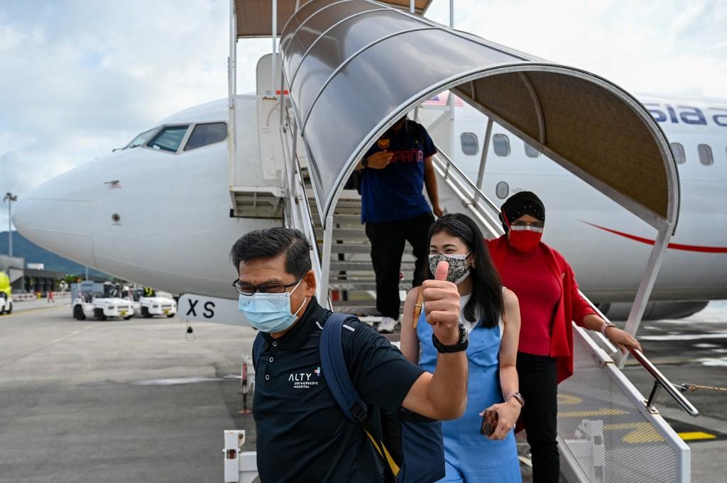 Malaysia detects first omicron case in quarantined traveler from South Africa