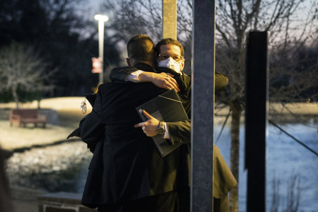 Texas rabbi says he, 2 hostages escaped synagogue standoff